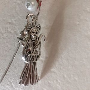 Llavero en cristales rojos y blanco.